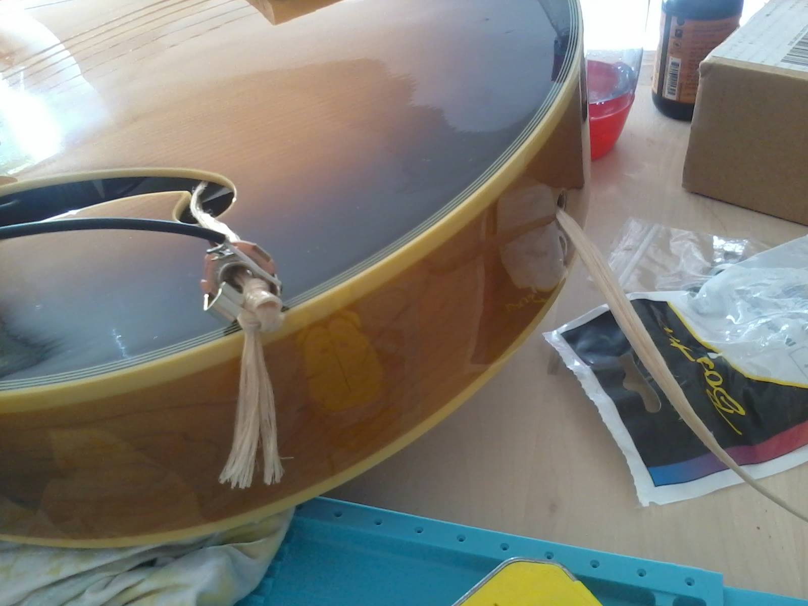 le fil passe dans la guitare